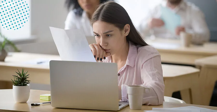 imagem de uma jovem na frente do computador