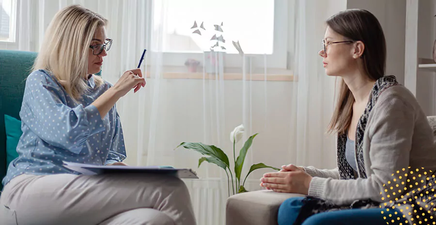 imagem de duas mulheres conversando em uma sala clara